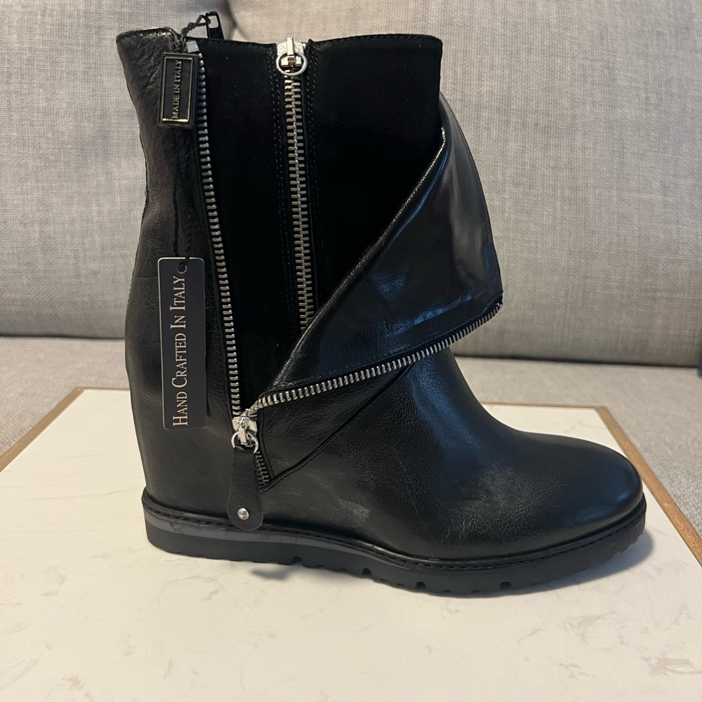 Sleek Black Wedge Shoes with Diagonal Zipper